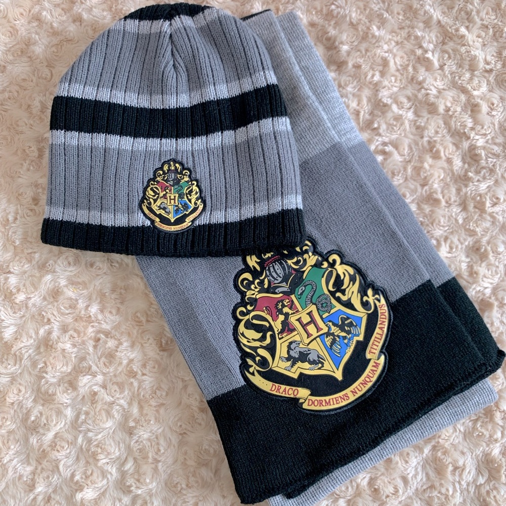 Bioworld Harry Potter House Crest Unisex Hat Scarf Set